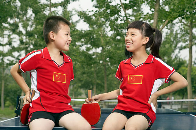 |9岁女儿背回“结婚证”，宝妈责问女儿却一脸不屑：人家都三婚了