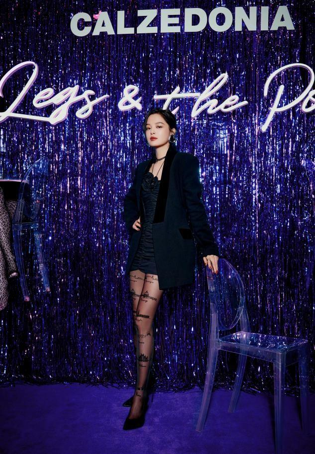 碳水化合物 厚嘴唇离了滤镜多吃亏！辛芷蕾无美颜变得土味，直接没了高级感