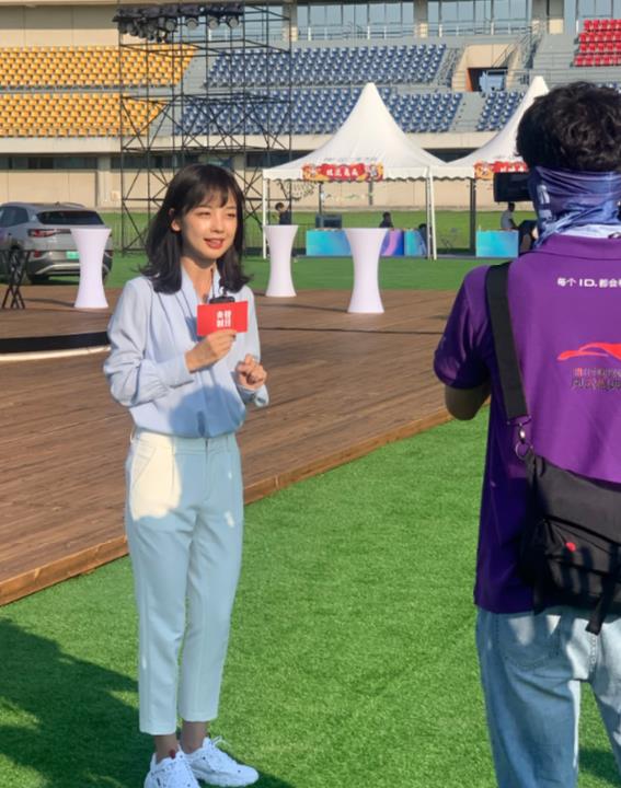 机加工分享赵工|王冰冰活动生图曝光，看清无修镜头下的颜值: 幸好她是一个记者