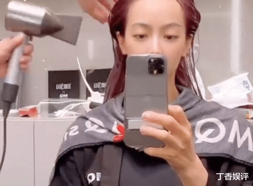 泡面|宋茜8年没染发，晒出染发过程瞬间引关注，粉紫渐变发色太绝了！