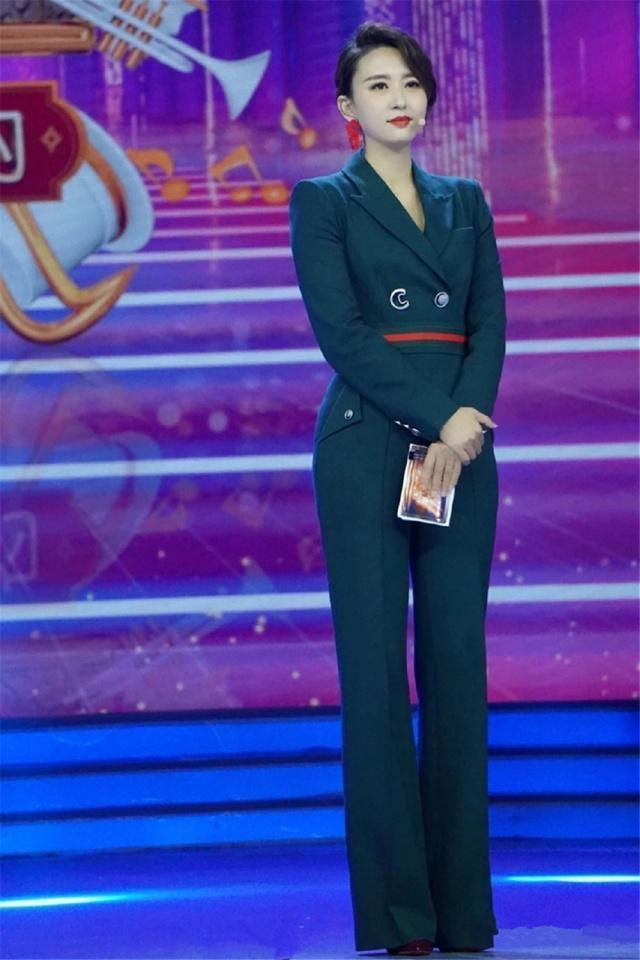 何有强|著名主持人张蕾魅力全开！穿红色丝绒的西装连体裤气场满分，真美
