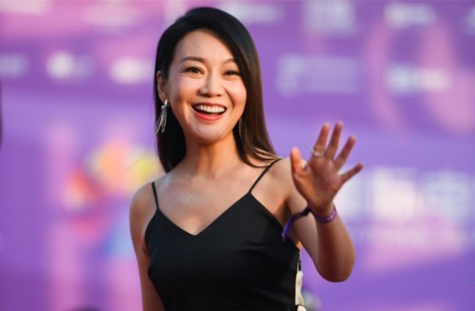 写真|“风情女人”闫妮：离婚后三次“吃嫩草”，当了17年的单亲妈妈