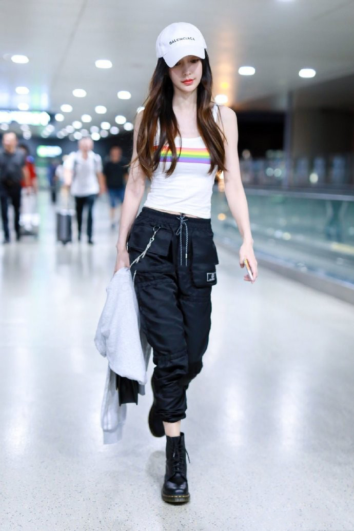 混搭时尚Anna|Angelababy婚后变得会搭了，穿159紧身吊带衫走机场，少女感十足