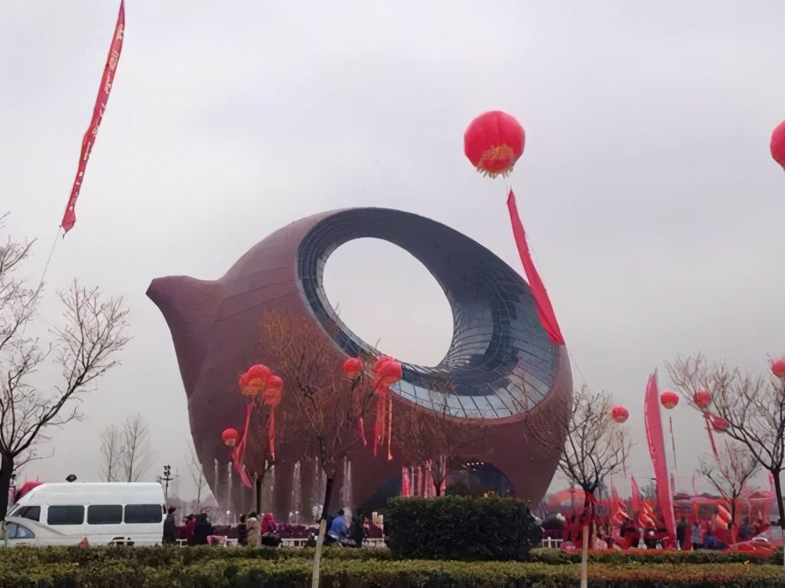 新濟南人小李 110個建筑界的“金酸莓獎”，國家發(fā)改委：嚴(yán)禁建設(shè)“丑陋建筑”