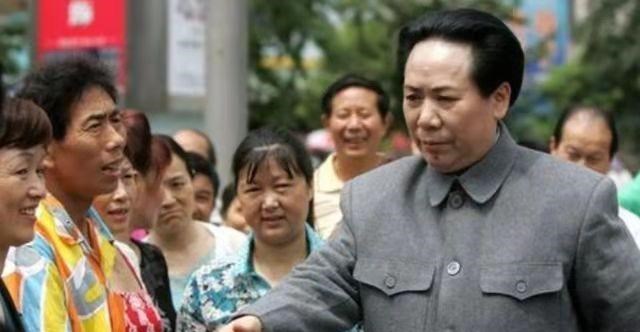 |她50岁放弃事业，靠饰演毛主席收入可观，因演得像，让丈夫很烦恼