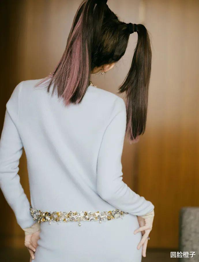 美甲 娜扎大晒双马尾造型，一身浅蓝色套装优雅知性，五官立体又精致