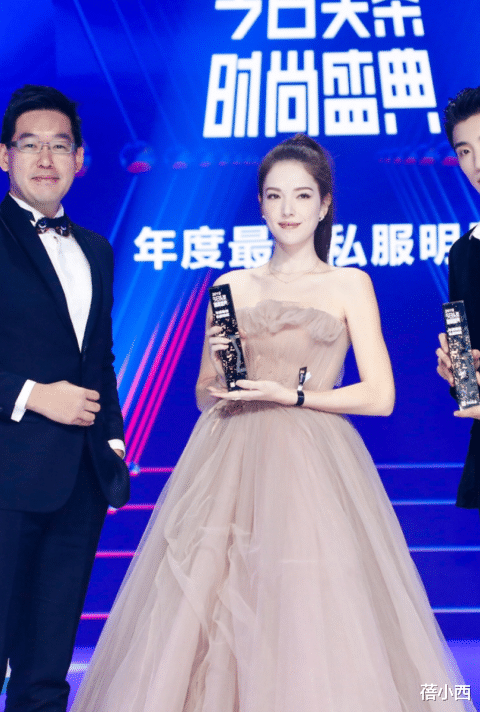 许玮甯|许玮甯不愧是阮经天的前女友，穿深V领连衣裙领口开到腰，太惊艳