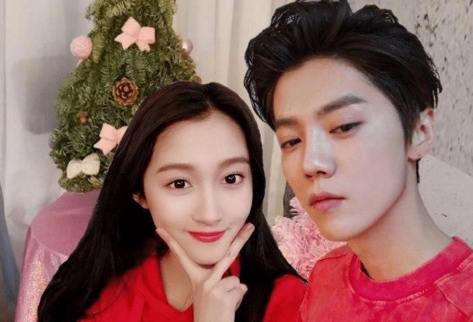 关晓彤|关晓彤与大学舍友合照曝光，看到合影之后，网友：她没有谦虚