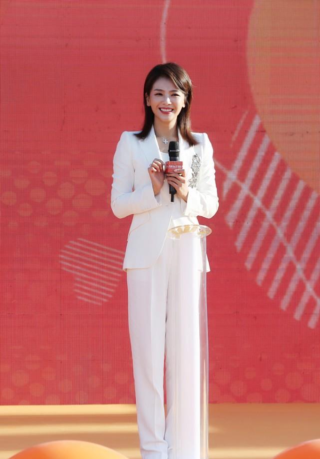 可馨育娃|刘涛是个不容忽视的女人,穿一身白都这么有气场,“小鸟腿”好美