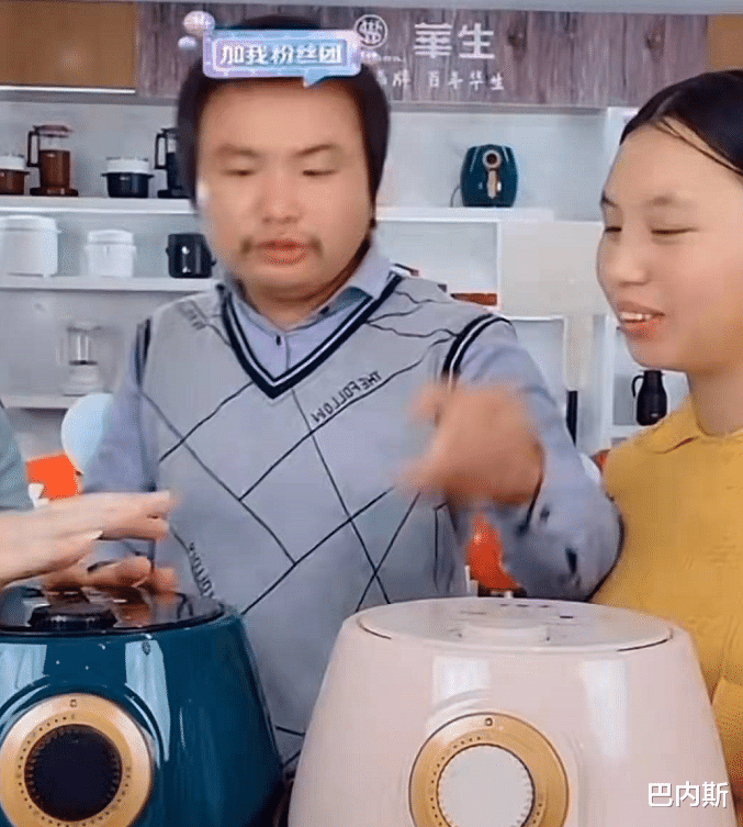 |小春花端饭时笑到龅牙差点掉出，吓得连忙闭嘴，这下笑不出来了