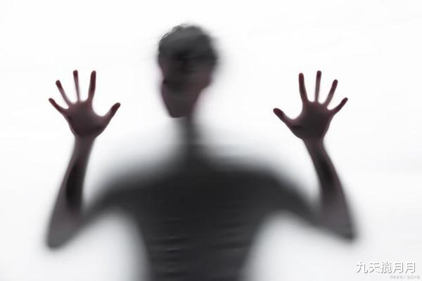 九天揽月月|某大学女生如厕视频被兜售，义愤填膺，校方已经报警