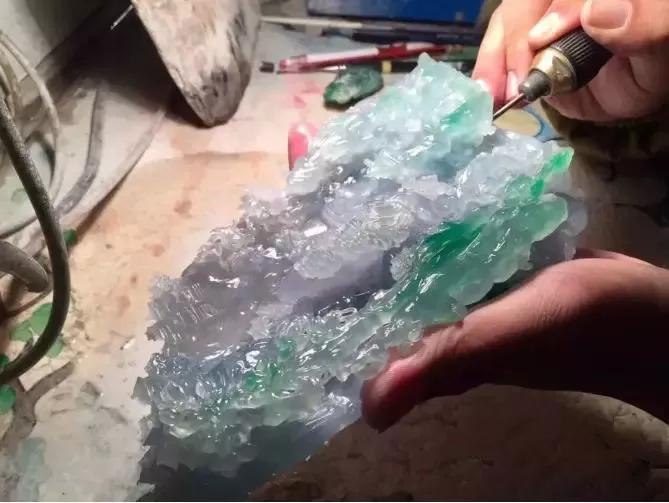 翡翠|叫价5亿的翡翠原石！却一只满色手镯都取不出来？