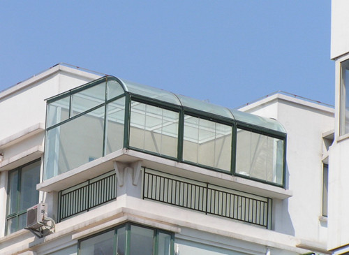 封阳台现在流行用无框窗,装修过的朋友却说这是个大坑!