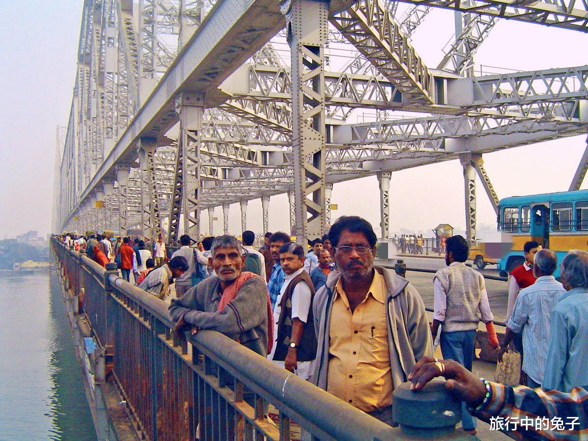 印度著名大橋被口水腐蝕？當地人亂吐“酸性口水”所致-圖7