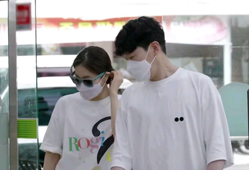 电影|《不会伤害你》顶楼售后之“朱莲璧合”一家四口 锡勋锡京反差萌