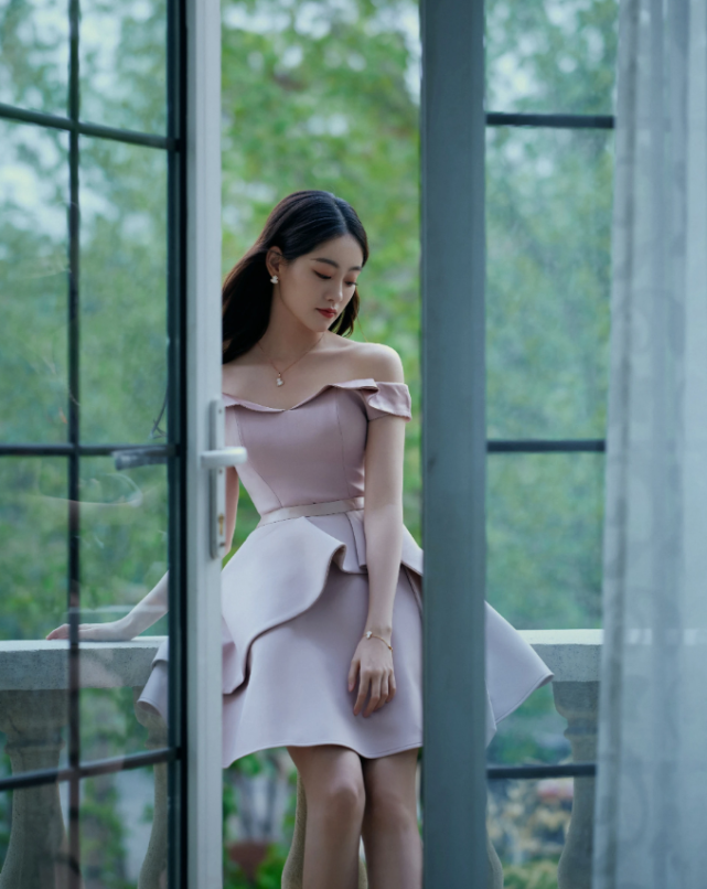 豪门明星|祝绪丹深得杨幂真传，穿小西装秀透光腿，“直角坐”成亮点