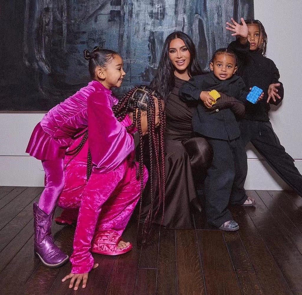 金·卡戴珊|金卡戴珊母女俩高调营业！3岁的代孕女儿继承黑人基因，卷发好可爱