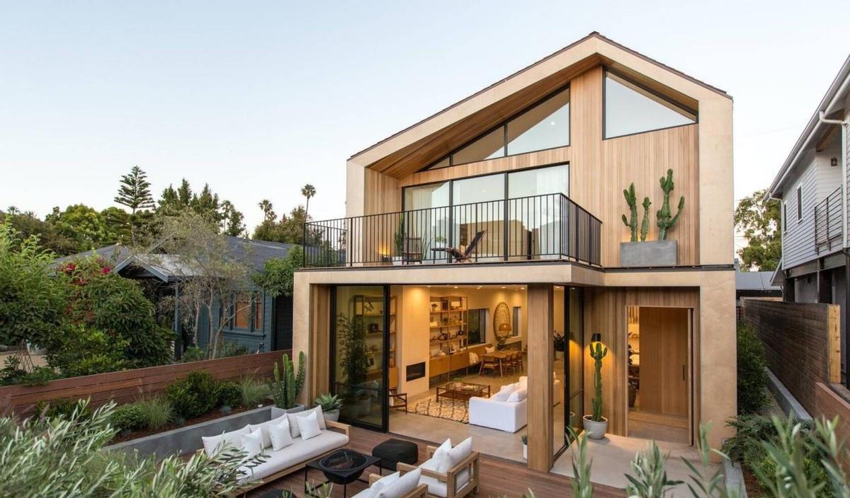 羡慕这套226㎡别墅,门前拥有20平休闲区,屋内装修也是温馨有格调