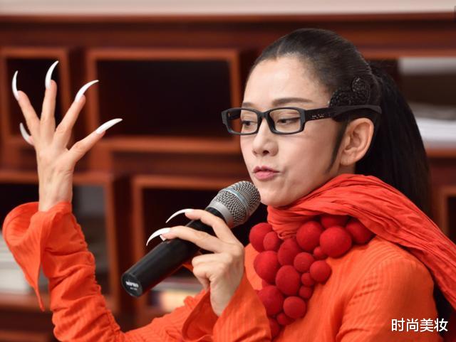 时尚美妆|62岁杨丽萍现身机场照晒出，放大10倍后惊艳网友，皮肤白皙光滑