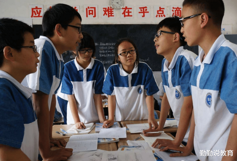 非洲 初二女生公交车没让座，被45岁大妈道德绑架，女孩一句话让其闭嘴