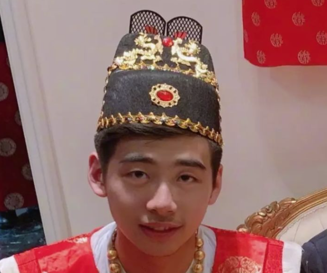 何超盈|200斤何超盈对小7岁辛奇隆撒娇，500婚戒算啥？女方5亿嫁妆才真狠