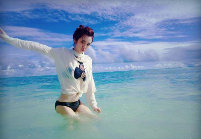 胡歌|胡歌亲过她的脚，张嘉译的嘴被她亲肿，31岁仍凭借实力走红网络