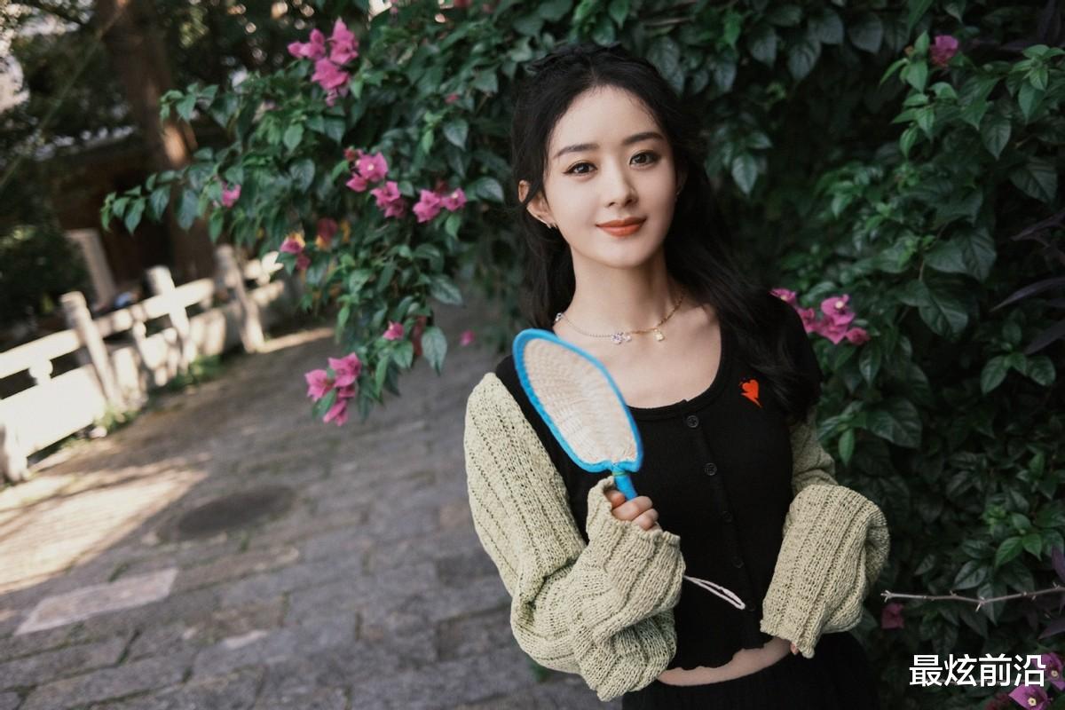 最炫前沿|赵丽颖扮嫩成功！露脐背心配绿色开衫，毫不违和却少女感满满