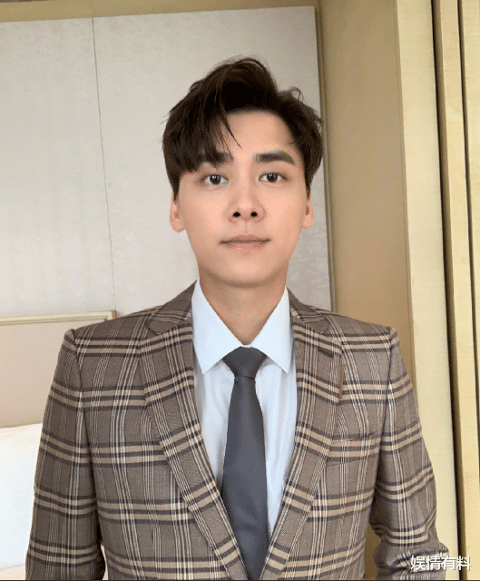 李易峰|李易峰庆祝生日的方式好特别，直播大排档吃饭，衣服穿反好真实