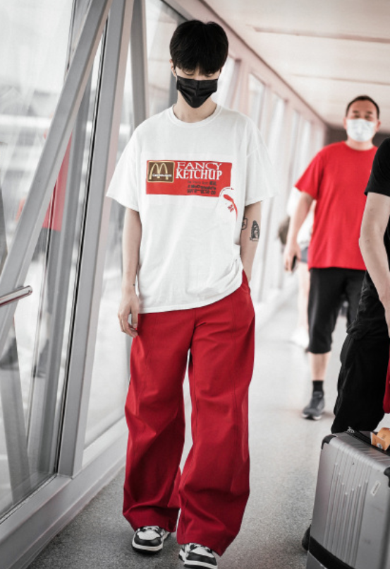 大时尚大观点|冷白皮能有多自信?看范丞丞挑战渐变蓝发色,普通人谁能驾驭