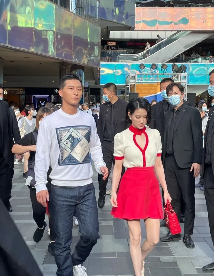 猫姐穿搭经|终于明白窦骁为啥要“高攀”，何超莲穿dior半裙又瘦又美谁不喜欢