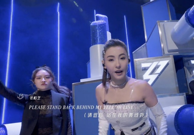 张柏芝|张柏芝学年轻女孩穿短装，侧身那刻拍到肚子，这才是生完三胎该有的样子！