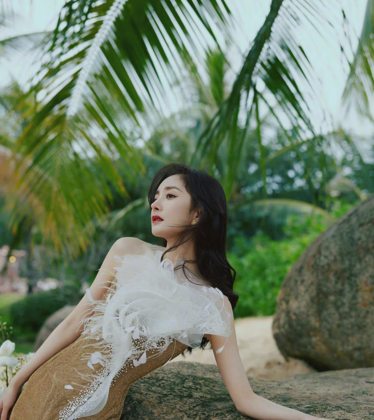 杨幂|杨幂大秀美腿，高开衩金色礼服太美了