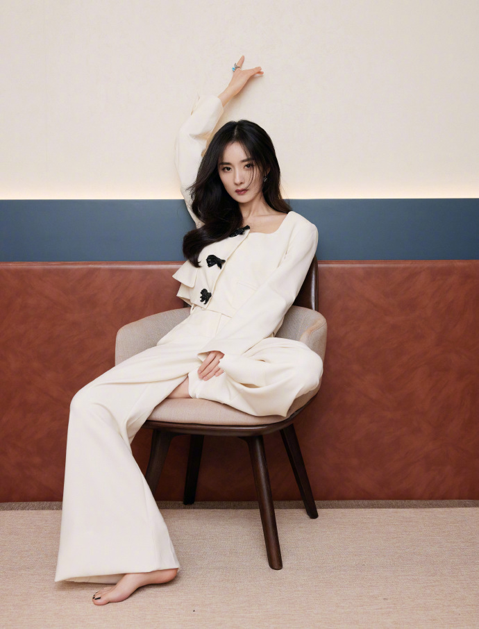 八只爪的猫 杨幂光脚丫拍美照，穿一身白温柔又甜美，但宽裤腿仍彰显出气场