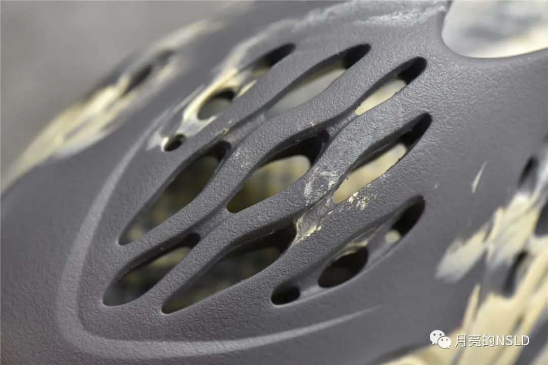 难舍离断|侃爷说yeezy洞洞鞋将改变认知和审美 祖国80年代的凉鞋不就这样？细节实拍揭秘告诉你制作真不难