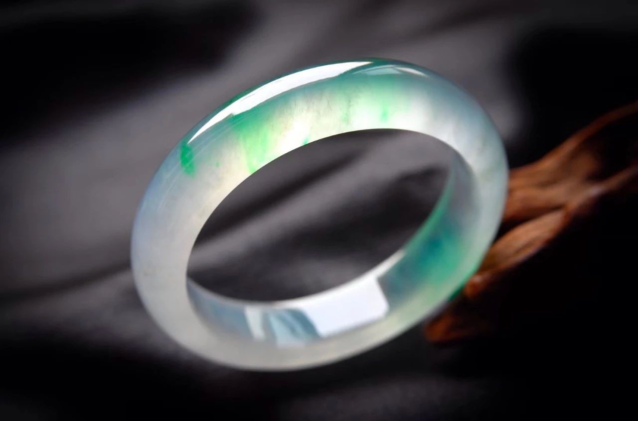 翡翠|在翡翠行话里什么是“起莹光”，“胶感十足”又是指什么？你们真的了解吗？?