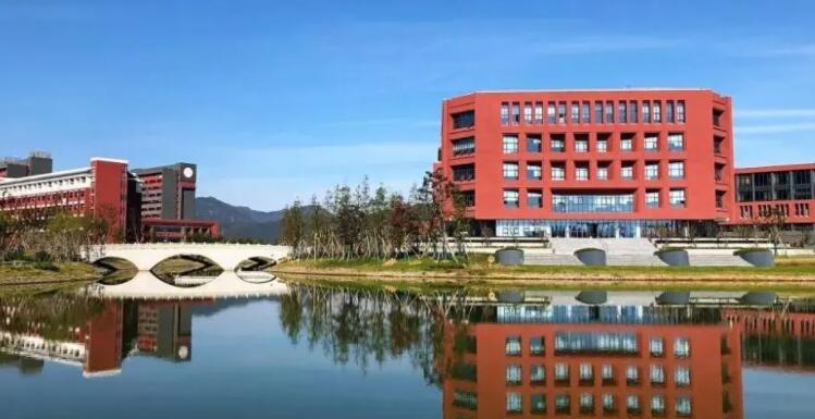 勇往直前的潇潇|孩子考上民办本科，家长表示收费过分，教育部为何不及时取缔