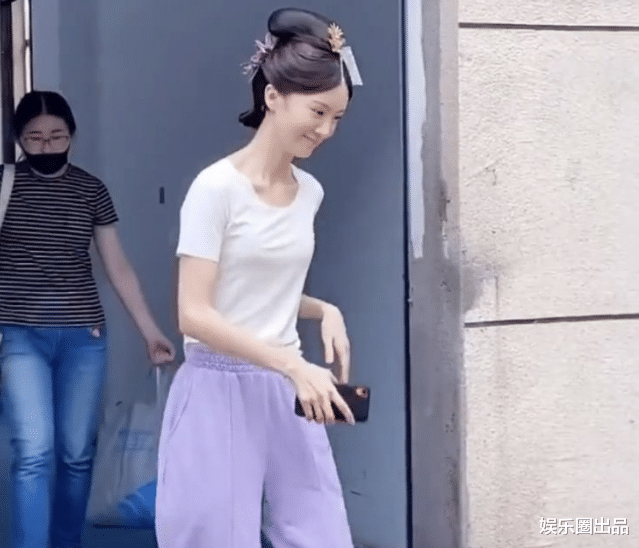 金晨|金晨剧组拍戏被偷拍，谁留意到金晨的双手，素质高低一目了然