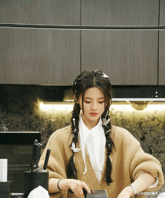 杨超越|杨超越还是那样俏皮可爱，满满活力的展现，发型娇美有活力