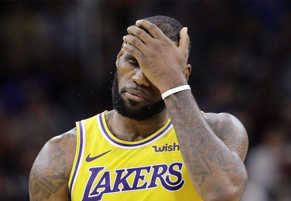 美娜|美翻了！篮球女主播美娜晒性感睡衣写真，网友：迷人滴小妖精