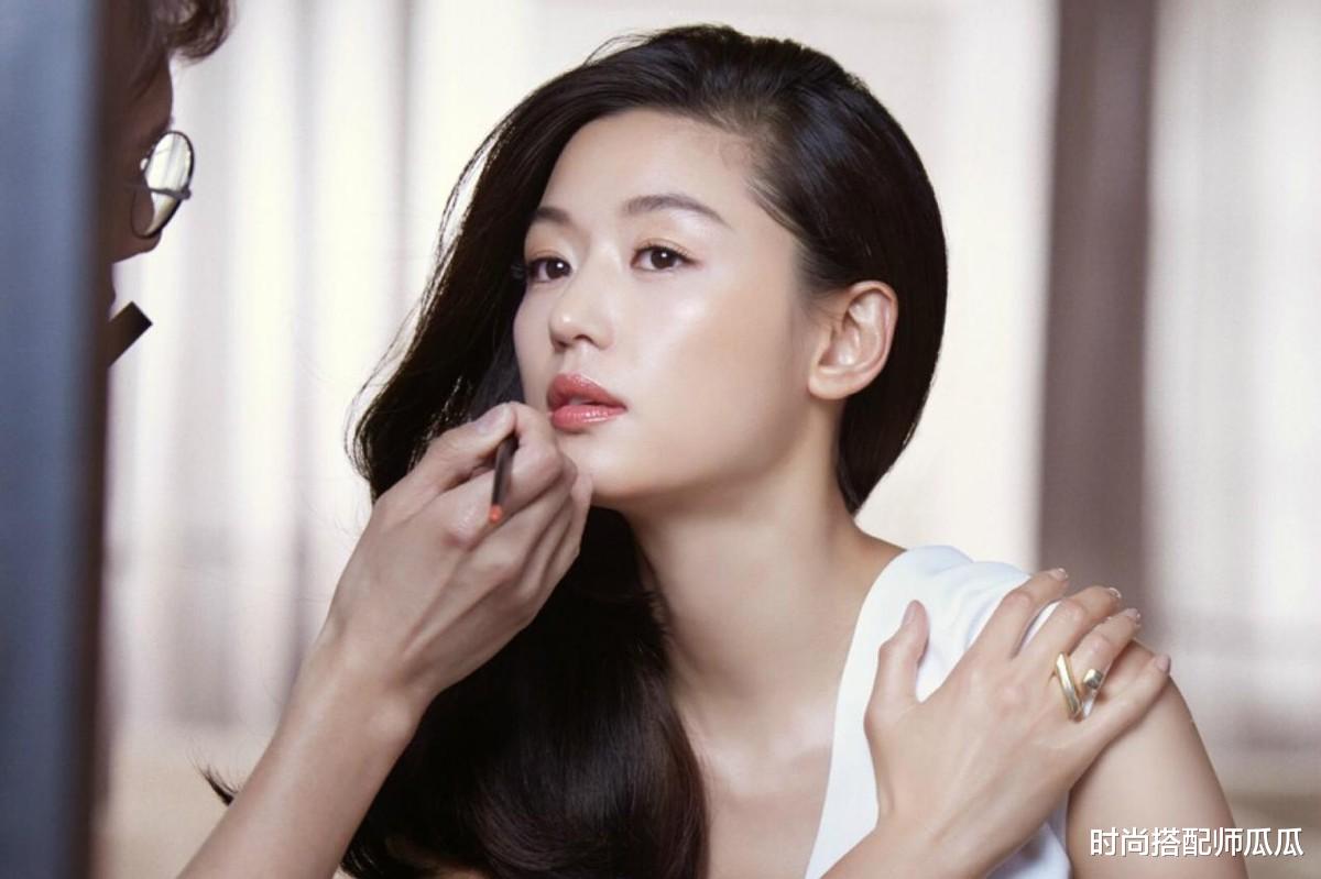 时尚搭配师瓜瓜 若你脸上有这三个特征，就是典型的“抗老脸”，婴儿肥居然不在其中