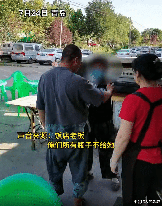 青岛市 青岛：饭店老板拒绝将废品送人，被清扫工阿姨扇耳光砸摊子，太霸气了！