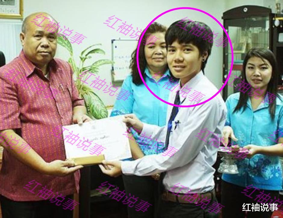 玛哈·哇集拉隆功|20岁提拉蓬校园照曝光，西装笔挺笑容阳光，帅气和妩媚切换自如