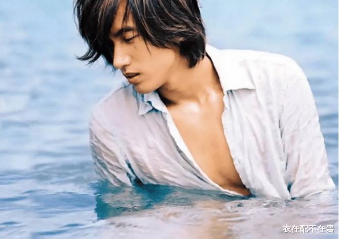 西装|言承旭20年不换发型,穿米色西装配牛仔裤很显嫩,不愧是冻龄男神