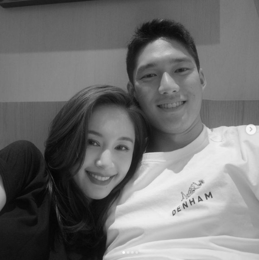 王子文|跨年狗粮！王子文晒亲密合影为吴永恩庆生，送对方小提琴超有爱