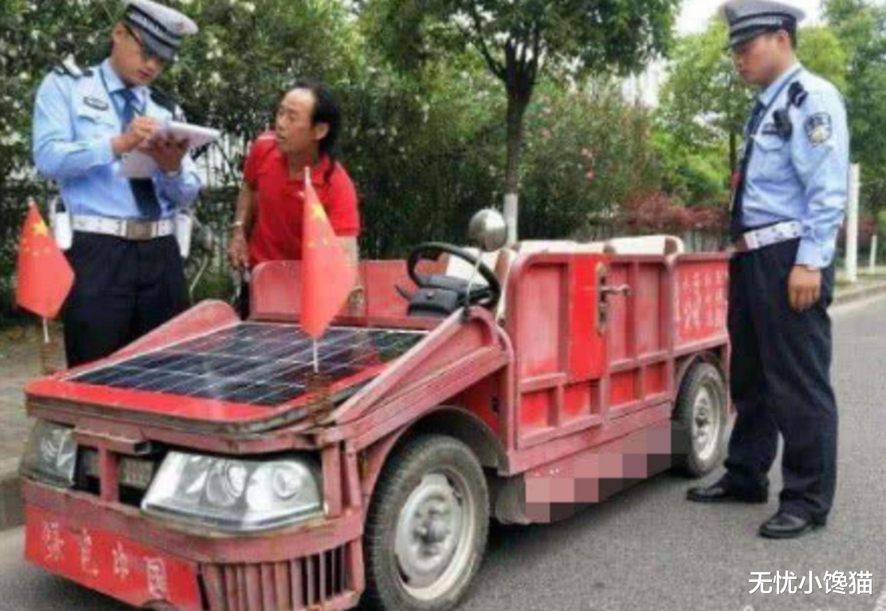 农村老汉自制太阳能车,一次能坐4个人,车头两侧还插上了国旗