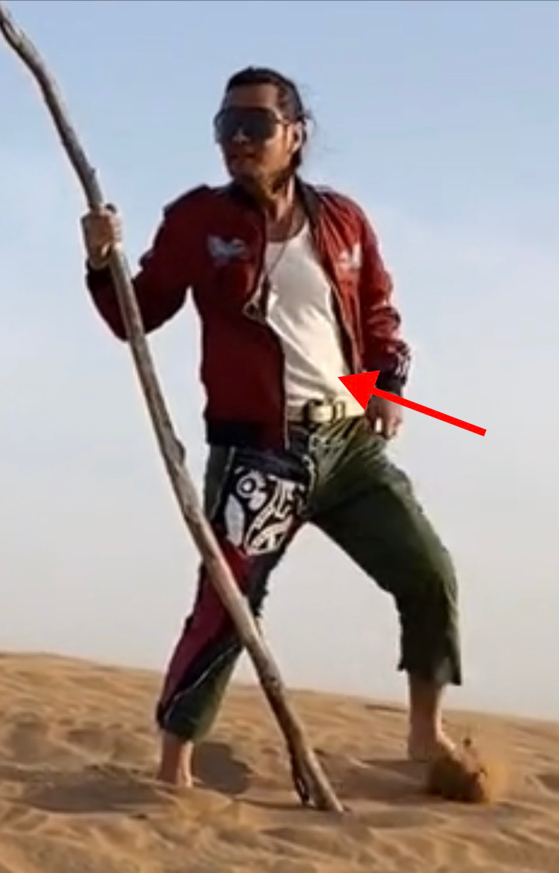 孙兴|57岁孙兴光脚坐地裤子脱线，脸发红胡子灰，被曝商演挣不到3千