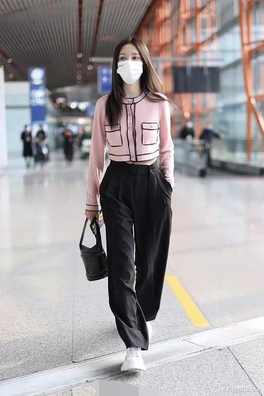 卡莉时尚show|沈梦辰30多了还像小姑娘，打扮洋气时髦，青春靓丽像吃了\＂防腐剂\＂