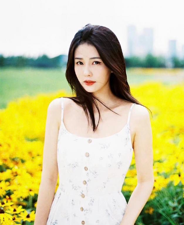 炄锌说|英姿飒爽的白鹿换风格了，田园少女风，让人如何不爱呢？