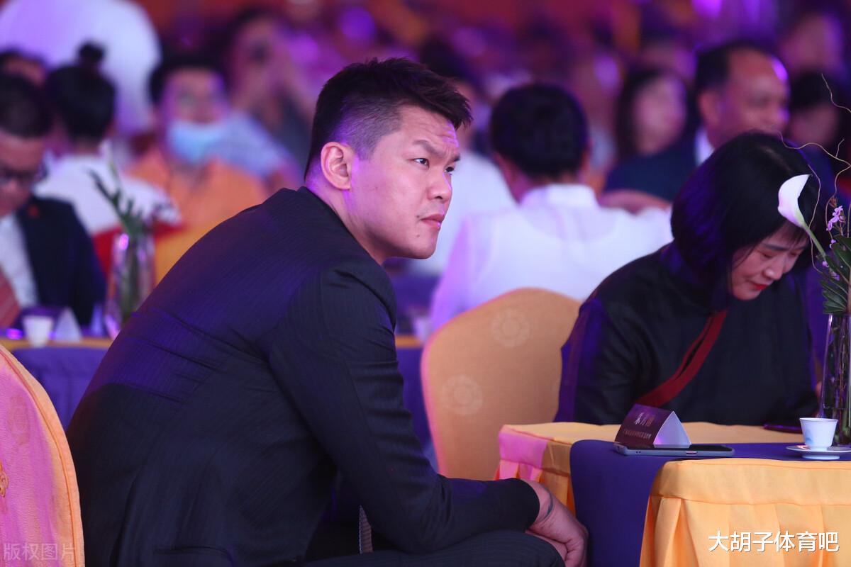 广东男篮|赞！王哲林加盟广东迎来大反转，朱芳雨正式揭晓答案，球迷：霸气