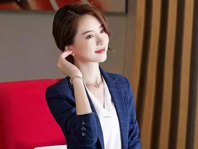 女孩|面试官：牛一天吃100斤草，10天吃多少？女孩细心，被录取